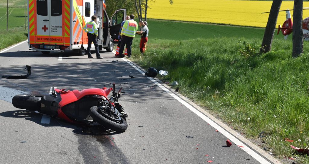 Der Motorradfahrer starb noch an der Unfallstelle.