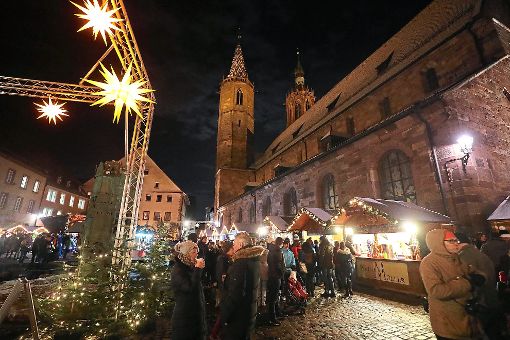 Der Villinger Weihnachtsmarkt ist eröffnet. Bis zum 10. Dezember dürfen die Menschen das Adventsflair auf dem Münsterplatz noch genießen. Foto: Eich