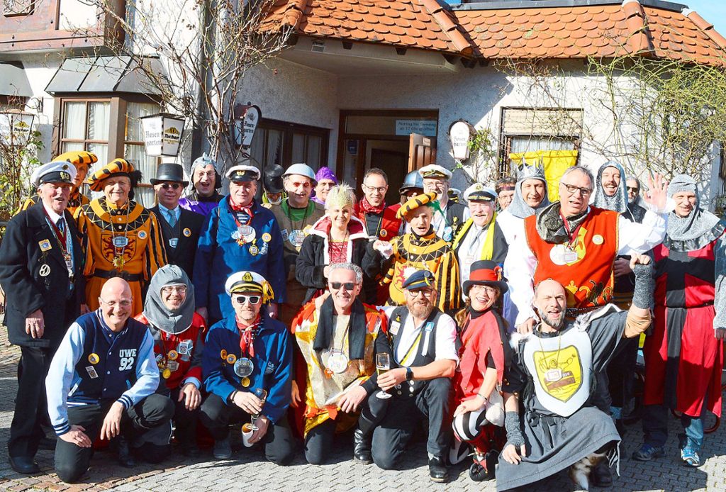 Die Mitglieder des Seckeles-Gäules-Club formieren sich zum Gruppenfoto vor dem Rosengarten.