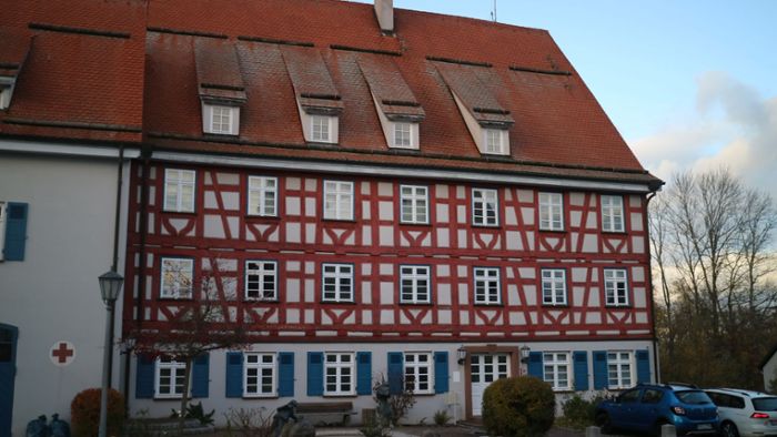 Wer bezahlt die Giebelsanierung der „Alten Schule“ in Schömberg?