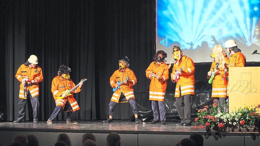 Mit einem fulminanten Auftritt einer Luftgitarrenband, die in voller Feuerwehrmontur mit Atemschutzmaske zu Rockklassikern über die Bühne fegten, endete der Abend.