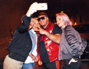 Star ohne Allüren: Rapper Edin beim Selfie mit Statisten Foto: Eyrich