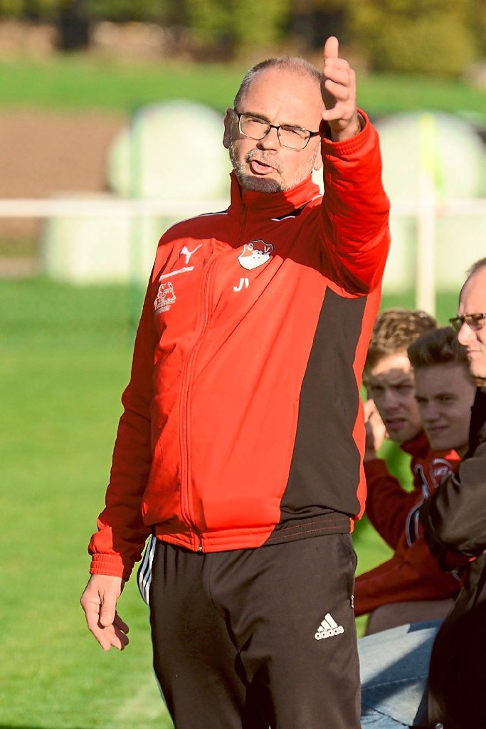 Trainer Jürgen Vetter ist um seine Aufgabe beim SV Oberkollbach derzeit nicht zu beneiden. Der Aufsteiger ziert   das Tabellenende. Am Samstag  kommt der SV Gültlingen.  Foto: Wasserbauer