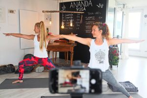 Juliane und Nadja (rechts) von Ananda Yoga bei einer Online-Stunde im Zimmerner Studio. Foto: Ananda  Yoga