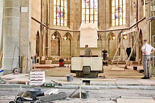 Der Altar steht an seinem neuen Platz. Fotos: Hildebrand Foto: Schwarzwälder-Bote