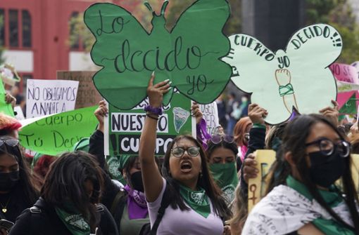 Eine Frau hält ein Schild mit der spanischen Aufschrift „Ich entscheide“ hoch, als sie an einem Marsch teilnimmt. Foto: dpa/Marco Ugarte