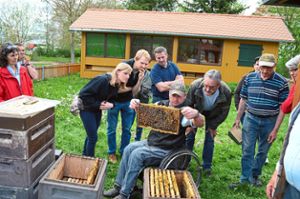 Beim Neuimkerkurs 2016 haben 36 Anfänger das Zertifikat für die Bienenzucht erhalten. Aufgrund der hohen Nachfrage bietet der Bezirksimkerverein Schramberg nun wieder einen Kurs an. Foto: Herzog Foto: Schwarzwälder Bote