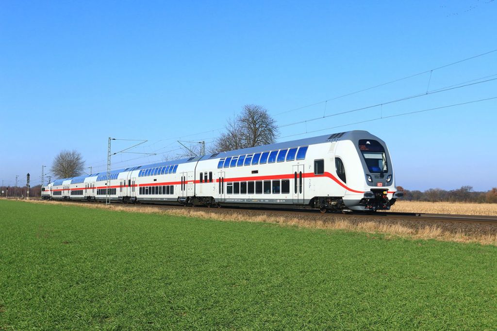 Ein Zug fährt auf der Gäubahnstrecke. Foto: obs/DB/Jochen Schmidt