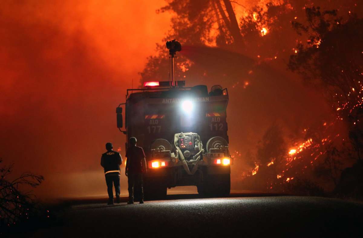 Feuerwehrleute kämpfen in der Provinz Antalya gegen die Flammen. Foto: dpa/Xin Hua