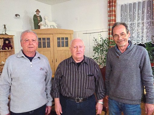 Sie hatten bei den Skatfreunden Mönchweiler in der vergangenen Spielzeit ein gutes Blatt: Franz Bösinger (von links) , Willi Braun und Klaus Schwab.  Foto: Hettich-Marull Foto: Schwarzwälder-Bote