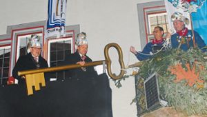 Alexander Brüderle (von links) und Anselm Säger übernehmen von  Oberbürgermeistesr Jürgen Roth und Bürgermeister Detlev ­Bührer den Rathausschlüssel.  Foto: Bombardi Foto: Schwarzwälder Bote
