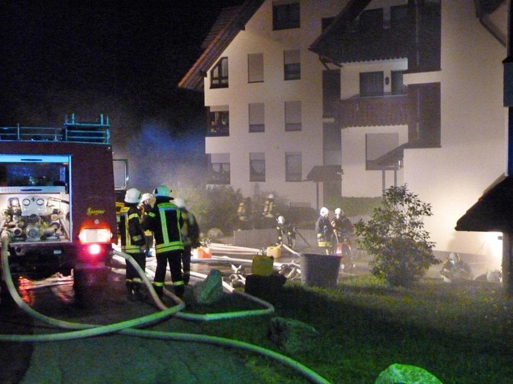 Großeinsatz im Bereich Musbacher Straße/Falkenstraße wegen eines brennenden Autos in einer Tiefgarage.