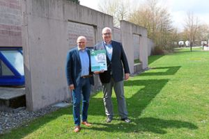 Verkaufsleiter Frank Schlotter und Werksleiter Dieter Schillo freuen sich über die jüngste Auszeichnung für das Holcim-Zementwerk in Dotternhausen.  Foto: Holcim Foto: Schwarzwälder Bote