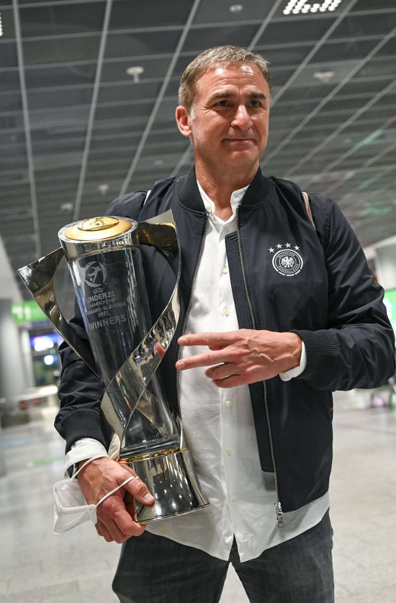 Stefan Kuntz führt nun die Tradition deutscher Trainer in der Türkei nach längerer Pause wieder fort. Der bisherige Trainer der deutschen U21-Nationalmannschaft – hier mit dem EM-Pokal seiner U21-Mannschaft – wird Cheftrainer der türkischen Nationalmannschaft.