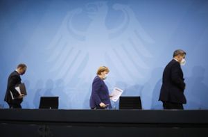 Bundeskanzlerin Angela Merkel, der Regierende Bürgermeister von Berlin, Michael Müller (links), und der bayerische Ministerpräsident Markus Söder  nach einer Pressekonferenz am Freitag Foto: dpa/Markus Schreiber