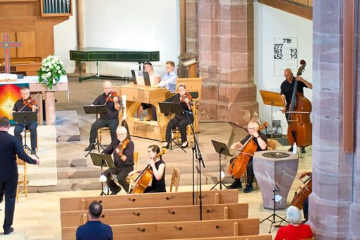 Mit großen Abständen musizierten  die  Musiker  in  der     Nagolder   Stadtkirche.       Foto: Kühn Foto: Schwarzwälder Bote