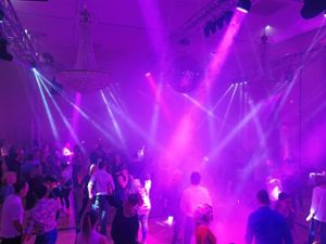 Zahlreiche Besucher tanzten  im Bad Liebenzeller Kurhaus zu diversen Hits.  Foto: Freizeit und Tourismus Bad Liebenzell GmbH Foto: Schwarzwälder Bote