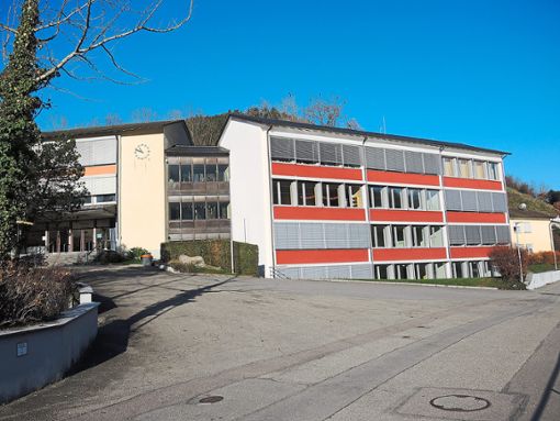Das ehemalige Hausmeisterhaus (rechts) soll abgerissen  und an den A-Bau der Herslinsbachschule angebaut werden.  Foto: Jehle Foto: Schwarzwälder Bote