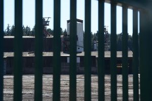 Auf einem Industriegelände an der A 81 bei Tuningen soll das Großgefängnis entstehen. Foto: dpa