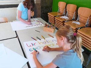 Eifrig arbeiten die Kinder an den Plakaten, mit denen später beim Film der Abspann gestaltet wurde. Foto: Lämmle Foto: Schwarzwälder-Bote