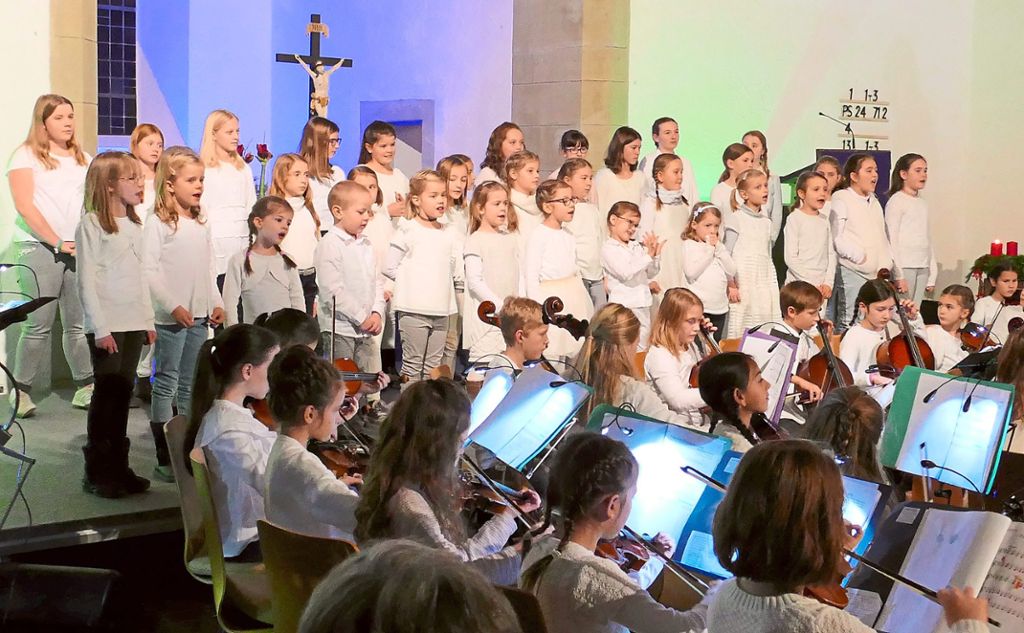 Chöre und Streicher beim gemeinsamen Konzert in der Michaelskirche Unterjettingen unter der Leitung von Antje Ruf. Foto: Stadler Foto: Schwarzwälder Bote