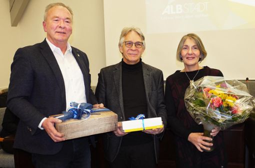 Gerhard Penck (Mitte) wurde von Oberbürgermeister Klaus Konzelmann verabschiedet. Blumen gab es für Pencks Frau Dorothee Hub. Foto: Eyrich