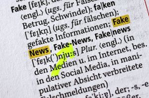 Der Begriff Fake News schaffte es 2017 in den Duden. Foto: dpa/Jens Kalaene