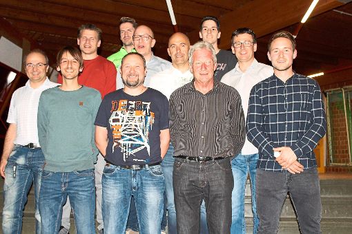 Zahlreiche Mitglieder sind beim  Sportverein   Dotternhausen geehrt worden.  Ehrenvorsitzender  Hugo Uttenweiler (vorne, Zweiter von rechts) erhielt   die WFV-Verbandsehrennadel in Gold überreicht.  Foto: Verein Foto: Schwarzwälder-Bote
