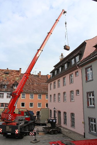 Per Kran wurde der alte Heizkessel aus dem Dachgeschoss des Rathauses gehoben, bevor die neue Anlage (unten Mitte) montiert wurde. Foto: Stadt Foto: Schwarzwälder-Bote