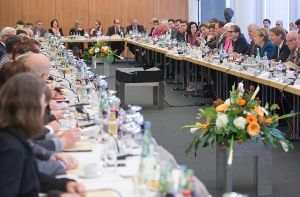 Große Runde im Konrad-Adenauer-Haus: Die schwarz-roten Koalitionsverhandlungen haben begonnen. Foto: dpa