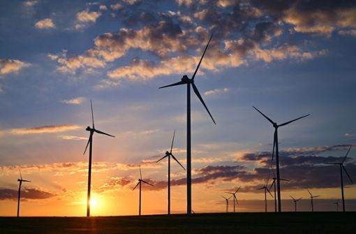 Farbenprächtig leuchtet der Sonnenuntergang über dem Windenergiepark «Odervorland» in Brandenburg. Auch in Starzach soll ein Windpark entstehen. Foto: Patrick Pleul/dpa
