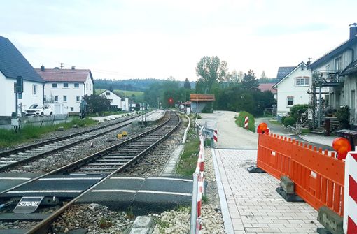 Hinter der Bahnlinie entlang der Hochmeisterstraße (links) könnte in Jungingen bald gebaut werden. Foto: Beiter