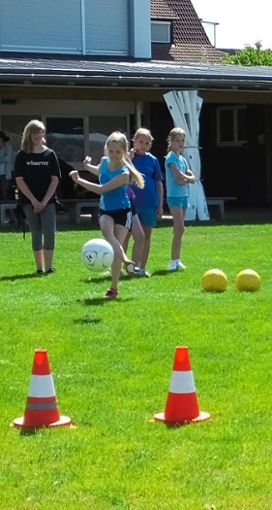 Beim Fußballaktionstag hatten die Mädchen sichtlich Spaß beim Spiel mit dem runden Leder.  Foto: Stocker Foto: Schwarzwälder Bote