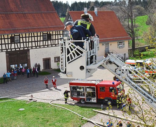 Manche Personen müssen per Drehleiter aus dem oberen Stockwerk des Klosters gerettet werden. Foto: ah Foto: Schwarzwälder Bote