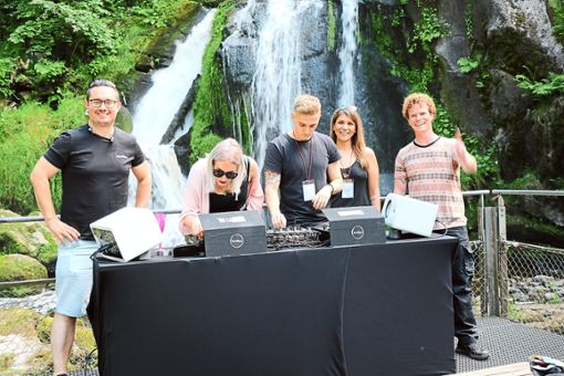 Oli Czapek präsentiert die DJs seiner Wasserfall-Tour, Anina Owly, Thomas Klipps, Roselle und Nino Locksen vor der imposanten Kulisse des Triberger Wasserfalls.Foto: Kommert Foto: Schwarzwälder Bote