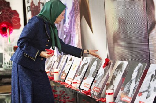 Maryam Rajavi, die Präsidentin des iranischen Widerstandsrates, ehrt in Paris symbolisch die Toten der Proteste. Foto: Siavosh Hosseini/NWRI