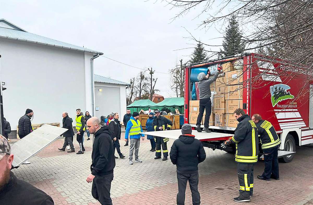 Vereintes Ausladen in Polen: Auch die Feuerwehrfahrzeuge waren voll bepackt.