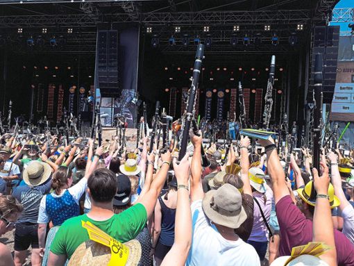 Blasmusiker erfreuen sich an der Erinnerung an Erlebtes  wie hier das Woodstock der Blasmusik 2018 – kurz vor dem Massen-Konzert vor der Hauptbühne unter der Leitung von Ernst Hutter.Archiv-Foto: Göbel Foto: Schwarzwälder Bote