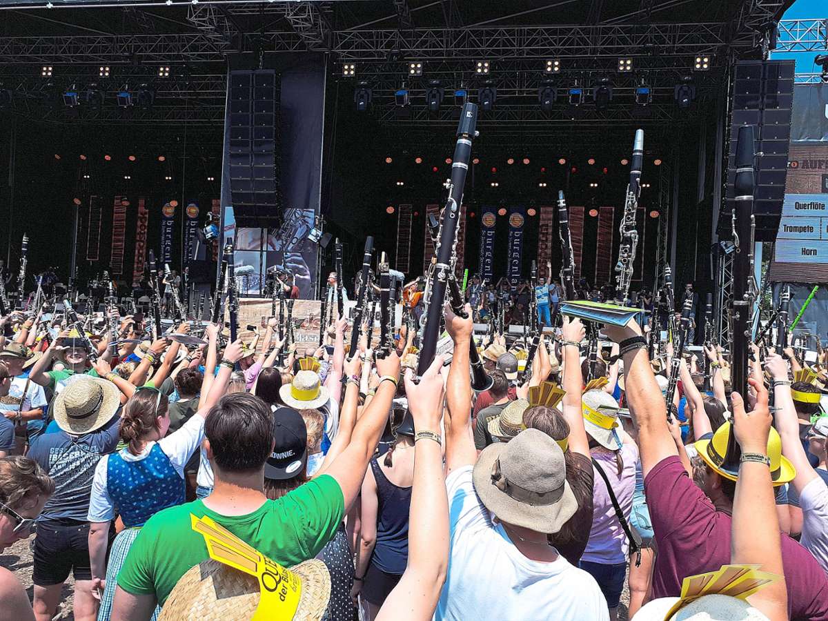 Blasmusiker erfreuen sich an der Erinnerung an Erlebtes  wie hier das Woodstock der Blasmusik 2018 – kurz vor dem Massen-Konzert vor der Hauptbühne unter der Leitung von Ernst Hutter.Archiv-Foto: Göbel