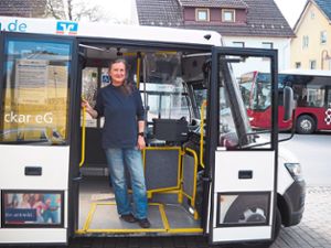 Inge Kaufmann fährt seit vergangenem Sommer den Schramberger Bürgerbus. Foto: Kiolbassa Foto: Schwarzwälder Bote