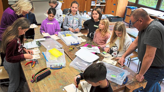 Hochbegabte Grundschüler bauen ihren eigenen Morseapparat