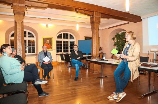 Die Experten Jutta Breitschwerd (von rechts), Markus Schoor und Matthias Weber diskutierten eifrig mit den acht anwesenden Bürgern. Foto: Decoux
