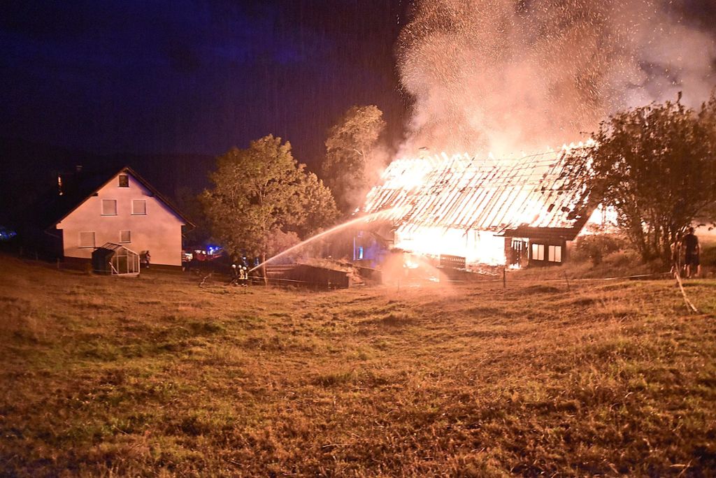 Ein Blitzschlag setzte am Sonntagabend das Ökononie- und Wohngebäude des Finsterbachhofs in Sulzbach in Brand.