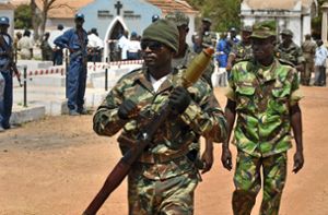 Militärs patroullieren auf diesem Archivbild in Giunea-Bissau. Foto: AFP/SEYLLOU