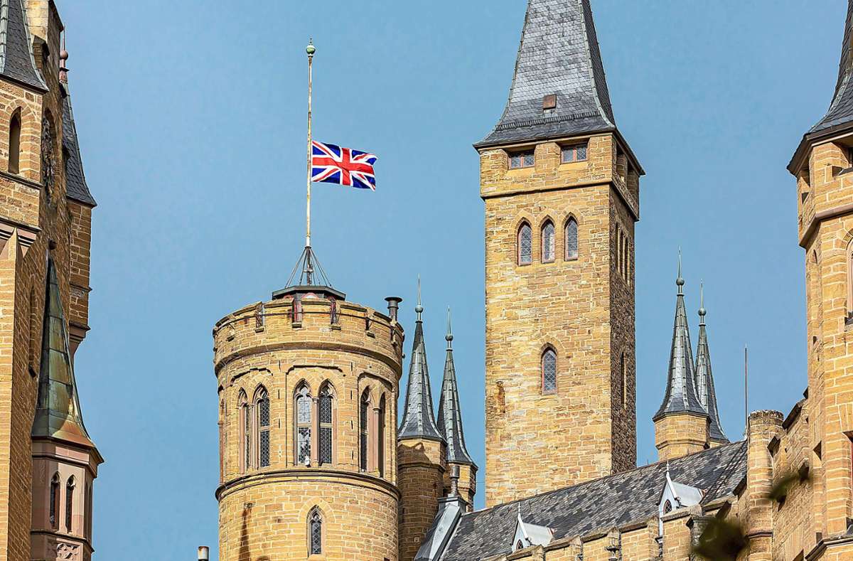 Der Union Jack weht auf der Burg Hohenzollern auf halbmast. Foto: Beck