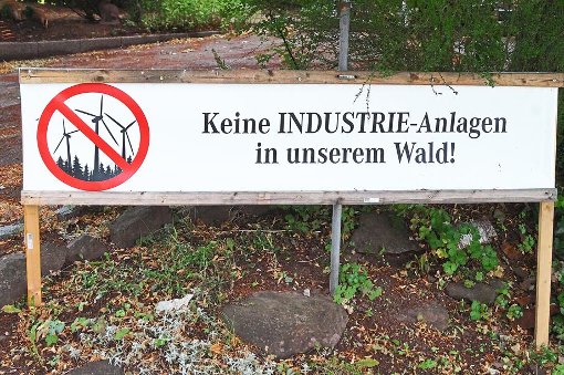 In Dobel und Bad Herrenalb gibt es Widerstand gegen den geplanten Windpark in Straubenhardt. Auf dem Bild ist ein Protestplakat in Dobel zu sehen.  Foto: Krokauer