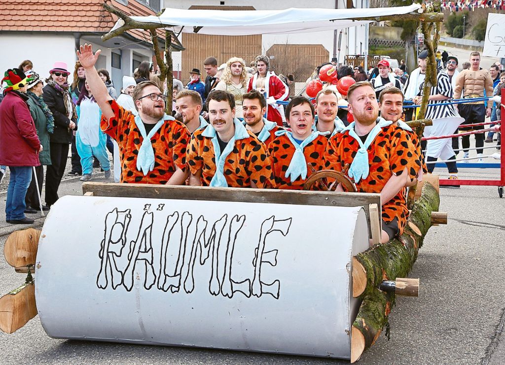 Die Gruppe s’Räumle präsentiert sich  beim Umzug in Epfendorf  als Familie Flintstone.
