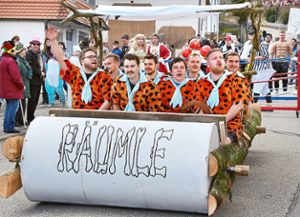 Die Gruppe s’Räumle präsentiert sich  beim Umzug in Epfendorf  als Familie Flintstone. Foto: Schwarzwälder Bote