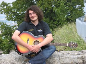 Mit Stimme und Gitarre kommt Johannes Singel am 1. Juli zum Konzert nach Hechingen.   Foto: Schwarzbrenner Foto: Schwarzwälder-Bote