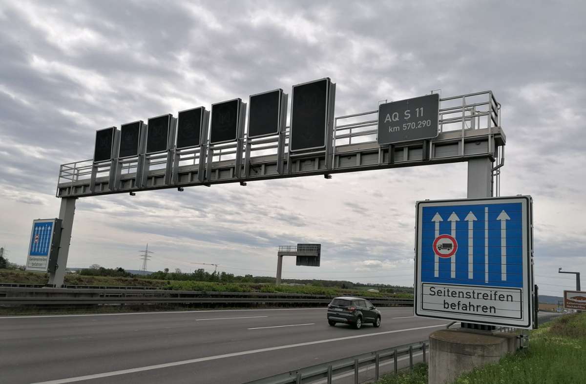 Zwischen Ludwigsburg und Stuttgart: Seitenstreifen auf der A81 gilt nun bei Stau als vierte Fahrspur